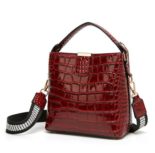 The New Patent Leather Lady's Messenger Bag One Shoulder Slung Bag For Women Alligator Handbag For Lady