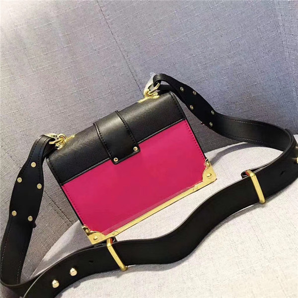 2019 high quality single shoulder messenger bag leather, high-end atmosphere, inner full leather size 20CM