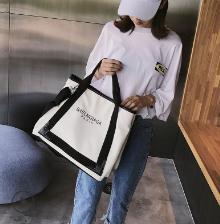 2018 new letter color printing, European and American fashionable hand sloping canvas bag logistics fast quality assurance