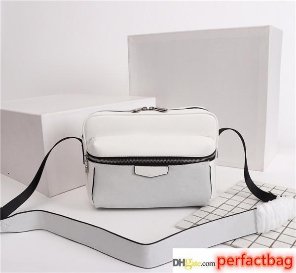 New in the store! 241 postman bag, attractive accessories, spring fashion show, functional and practical one-shoulder bag