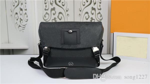 510 Postman bag, classic college style, the material is very comfortable, double buckle design, adjustable shoulder straps.