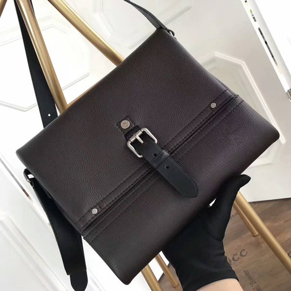 The high-end fashion designer of 2017, the latest high-end fashion brand men's mailbag wholesale black men's mail bag