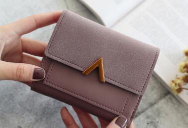 Women's splicing metal v-shaped decoration grinding sand retro short style small money clip 2018 new students simple and buckle purse.