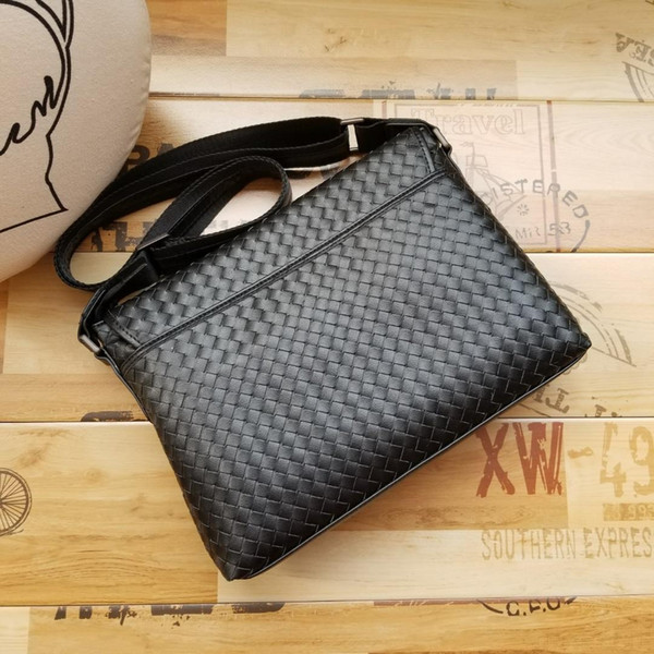 Factory direct sales of new single-shoulder bag package capping preparation Korean version men's casual fashion Briefcases