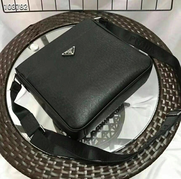 Hot Designer Men Bag Casual Fashion Diagonal Bag High Quality Leather Material Men Business Bag Briefcases 27*25*5cm 8020