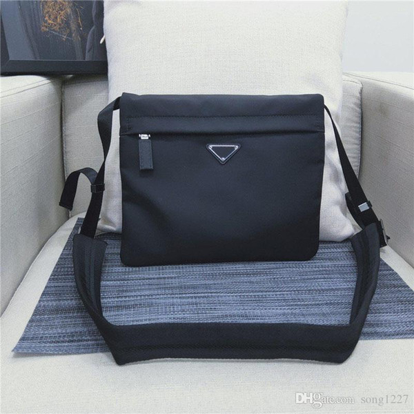 058 Fashion one-shoulder bag, Men's Leisure bag, unique triangular logo. Multiple pockets, two zipper bags and button bags.