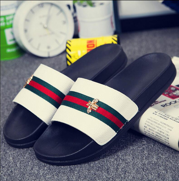 New Summer Men/Women Slippers Ladies Open Toe Comfortable Flat Heel Vintage Slides Metal Bee Decoration Shoes Woman D2h32