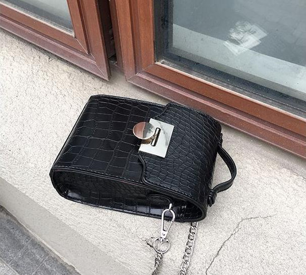 2019 new female bag Korean version trendy mobile phone bag mini chic chain slanting bag girl