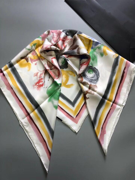 C Ms. new silk scarf. Brand designer models. Stars with the same paragraph hand-rolled twill square scarf. Fashion printing series.