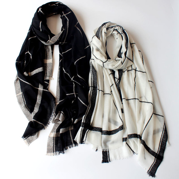 2018 new fashion high-end ladies, white lattice wool scarf, thin summer sunscreen to make you a more beautiful scarf.