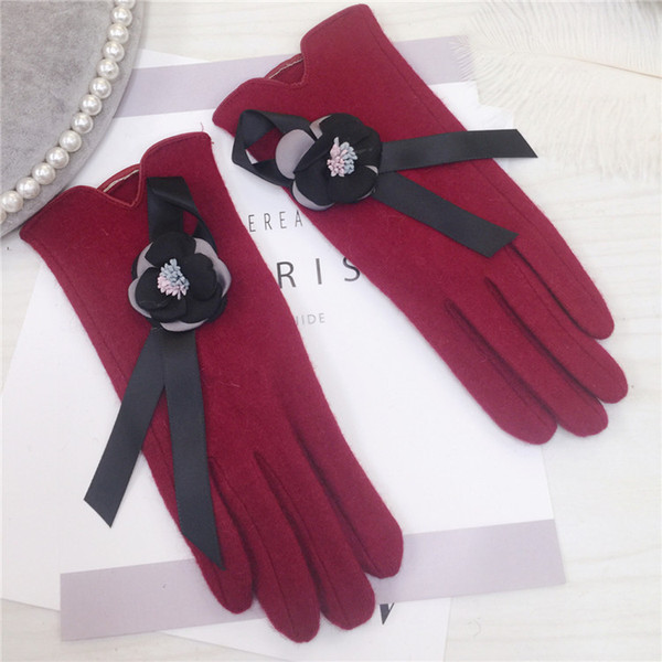 Autumn and winter 2017 east gate of South Korea three-dimensional camellia bow knitting wool gloves with touch screen