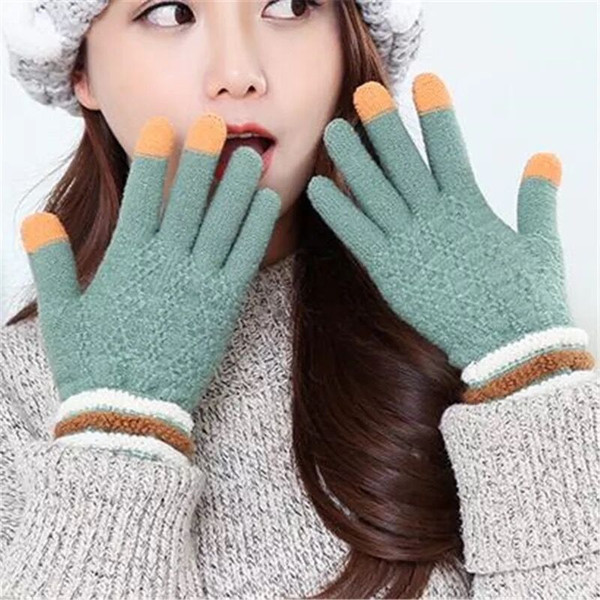 Autumn and winter female and male couples with thick knitted wool touch screen gloves outdoor warm hands