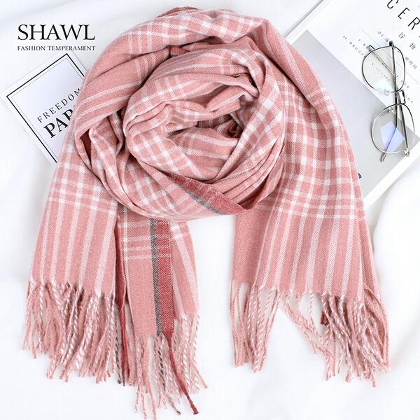 The Korean version goes with wool thickened plaid scarf in spring and autumn and winter