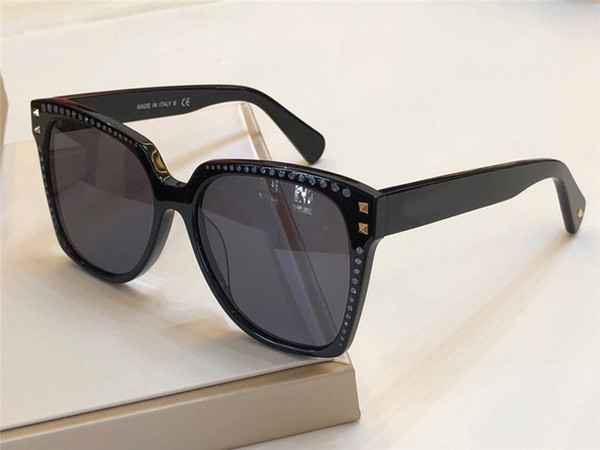 Luxury Popular Brand Designer Sunglasses Fashion Cat Eye Frame Sun glasses Set with diamonds and rivets Design Eyewear Come with case