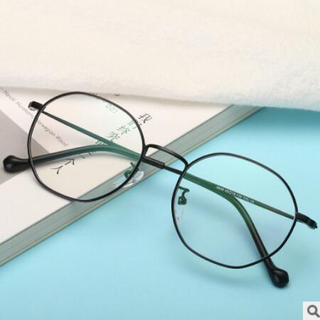 The new vintage irregular flat lens campus students can match the mirror metal eyeglass frame manufacturer direct wholesale