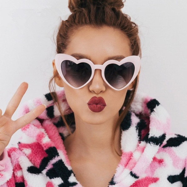 2018 new's vintage Sunglass Fashion Love Heart Sunglasses Women cute sexy retro Cat Eye Vintage cheap SunGlasses red female