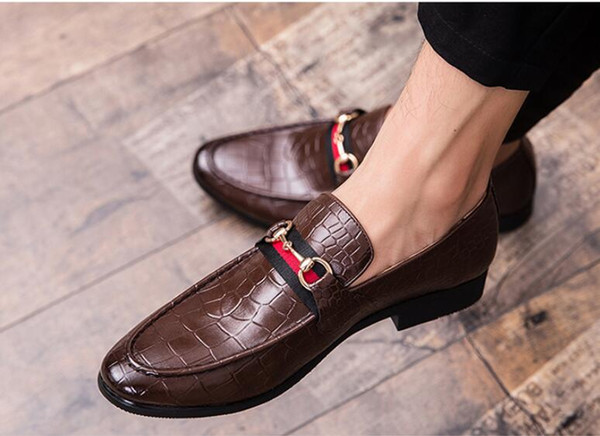 2018 New style Black Leather Men Rivets Loafers Designer Fashion Slip-on Mens Dress Shoes Handmade Men Smoking Shoes Casual Flat