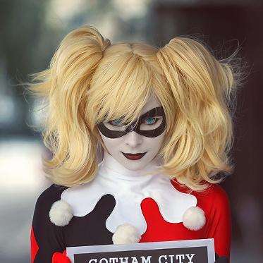 Batman Harley Quinn Cosplay Wigs 2 Clip-On Gold Blonde Curly Medium Synthetic Hair Halloween Party Wig