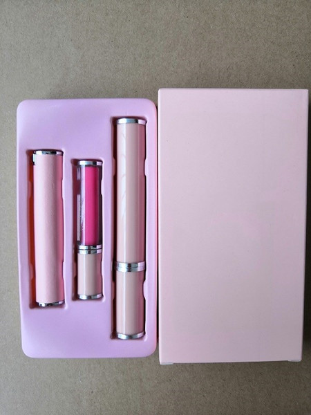 Free delivery of 1 set of new cosmetics, premium mascara, lipstick and lip gloss.