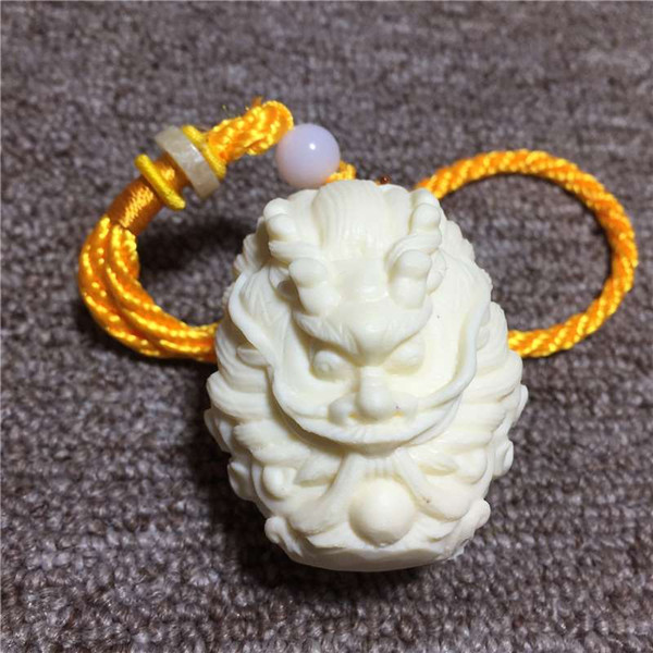 Seiko engraving ivory fruit dragon spit 4.5*6*4.5cm hand piece car hanging decoration gift box