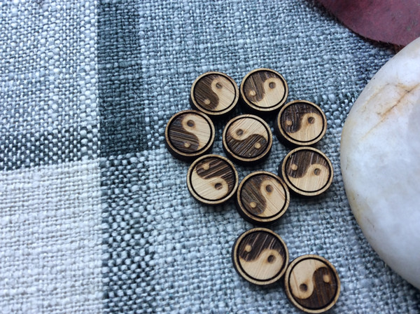 10 pieces of bamboo stud earrings figured with Bagua, beautiful items for jewelry making, made of natural materials.