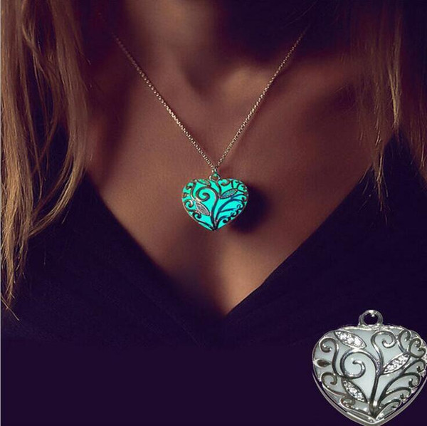 Fashion Heart Pendant Lumious Glow in Dark Heart Locket Necklace for Ladies Sweater Chains Fluorescent Hollow Pendants