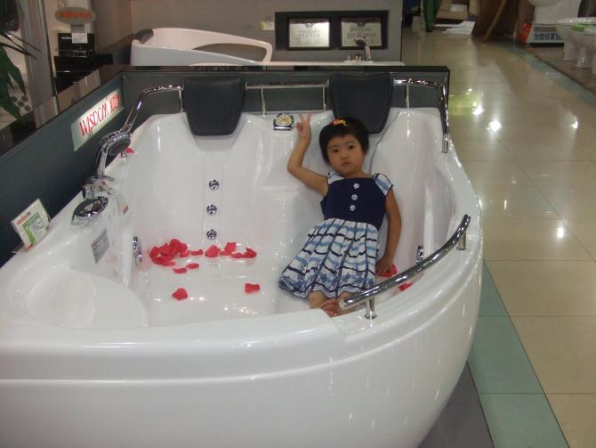 1800mm Curve Design Fiber glass Acrylic whirlpool bathtub Hydromassage Oval Tub Nozzles Spary jets spa RS6142D