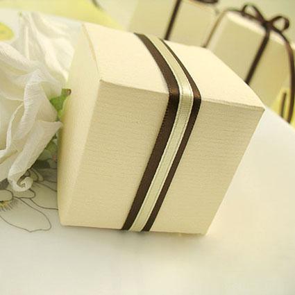 100pcs/lot 5cm*5cm*5cm White/Ivory Color Wedding Gift Boxes Christmas Decor Candy Boxes Baby Shower Favors Boxes Celebrations Decor