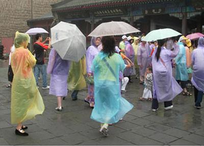 New PE Disposable One Time Raincoats Poncho Rainwear Fashional Travel Rain Coat Rain Wear gifts mixed colors