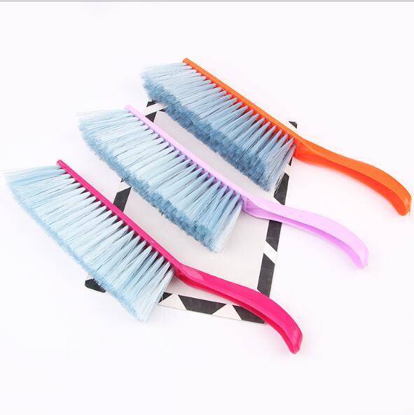 Manufacturers wholesale long handle cleaning brush sofa clothes and hats hand sweep plastic sweep bed brush