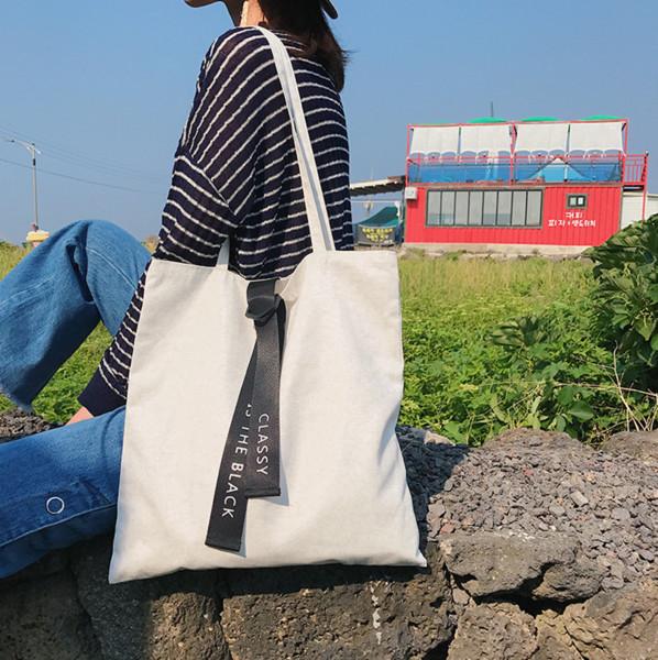 The new type of letter with canvas bag with a single shoulder for leisure and environmental protection shopping bag of students.