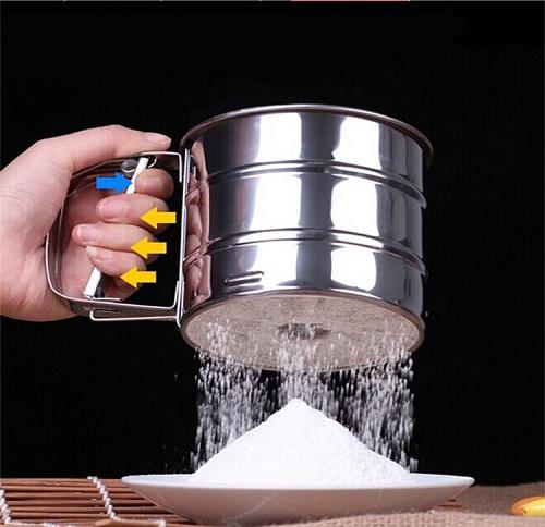 2017 new Manually shake Single layer flour sifting tools Stainless steel hand grip cup filter Cocoa powder kitchen baking tools wholesale