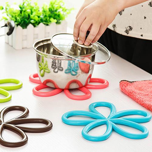 Wholesale- 2017 New Arrival Flower Shape PVC Anti-Slip Table Insulation Mat Heat Pad Kitchen Place mats High Quality Decoration BI21