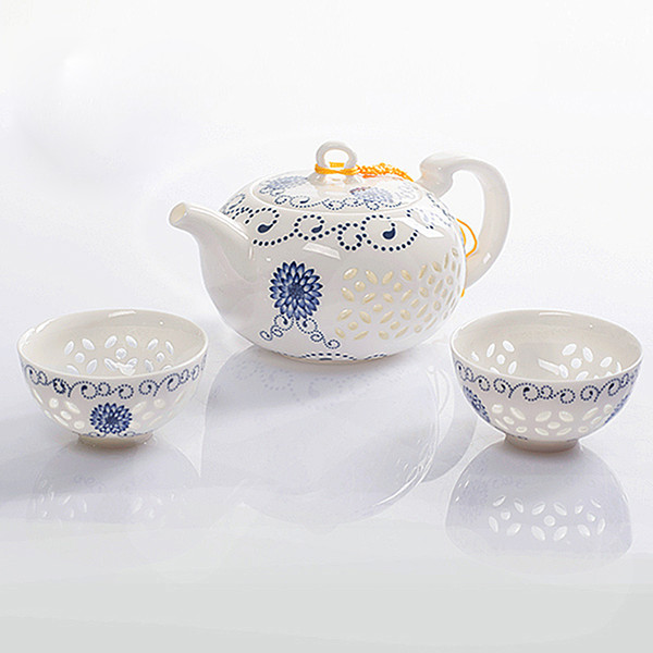 Chinese blue and white exquisite ceramic teapot kettles tea cup porcelain chinese kung fu tea set drinkware