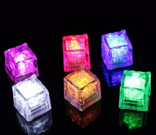 Colorful LED ice cubes into the water that the light-emitting light-emitting light into the water ice bar colorful wedding