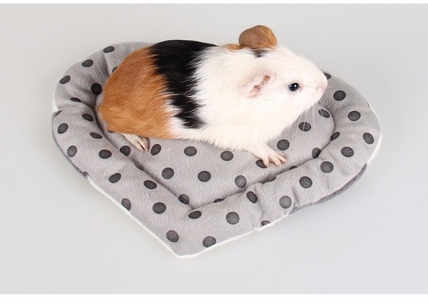 Anti-bite Small Pet Hamster Heart Shaped Mat Soft Short Plush Winter Warm Pet Guinea Pig Hedgehog Bed House Pet Toys