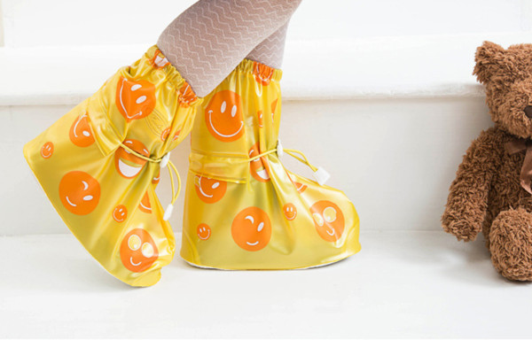 In 2018, the new yellow smiling face children are anti-skid and sandproof and waterproof shoe cover.