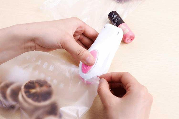 Sealing secret sealing machine creative home portable mini plastic bag vacuum isolating machine small hand press heat sealing machine