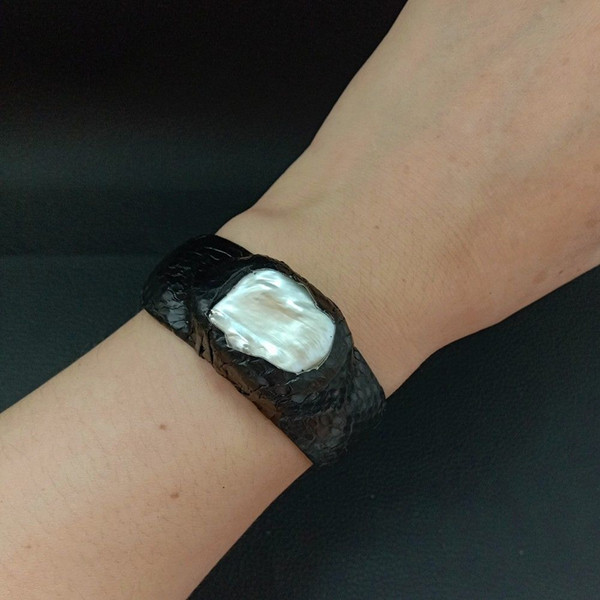 B012931 16x24mm White Keshi Pearl Black Leather Bangle Bracelet