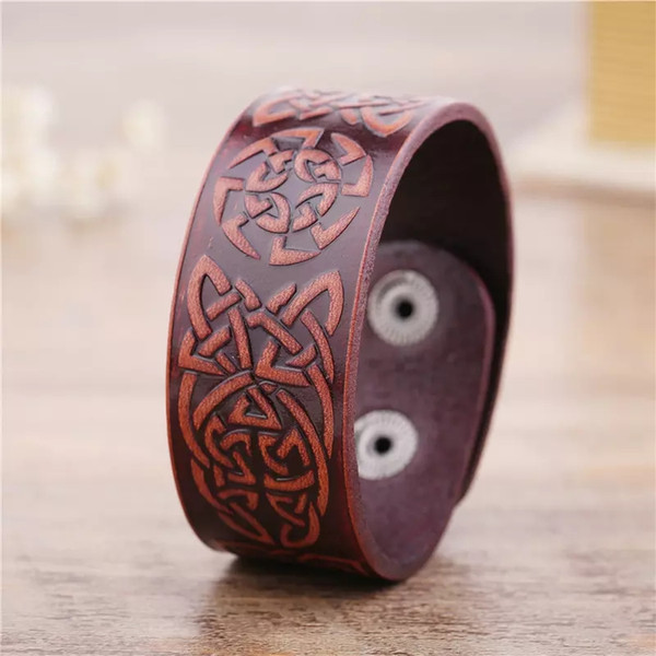 Vintage Design Badge Handmade Wide Studded Cuff Wristband Men's Leather Bracelet Jewelry Genuine Leather Bracelets