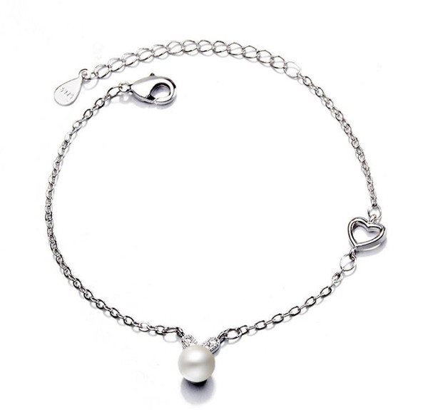 Fresh and sweet pearl love bracelet, women's simple and versatile hollow heart shaped diamond hand ornaments.