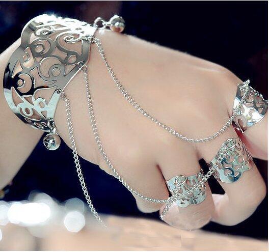 The new 2018 bracelet ring is exquisite and stylish hollow jewelry princess outfit