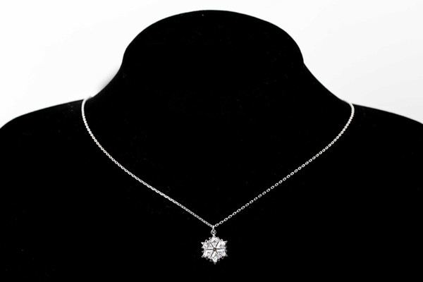 MAGIC snowflake pendant necklace clavicle chain female new jewelry Snowflake flying, passing the beautiful style