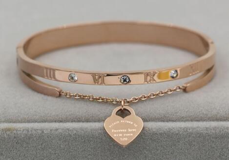 New Korean version of the Roman digital diamond chain hanging heart heart bracelet Titanium steel dark buckle bracelet jewelry