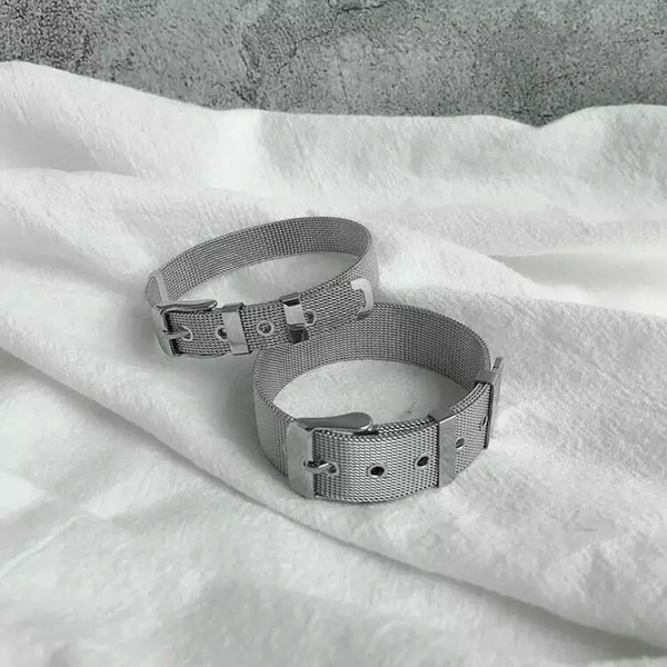 Simple port style bracelet, European and American antique style, silvery white stainless steel, support retail.