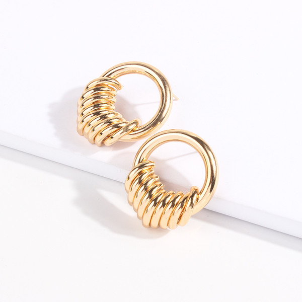 Fashion gold earrings, women's rings wrapped around atmospheric gold earrings.