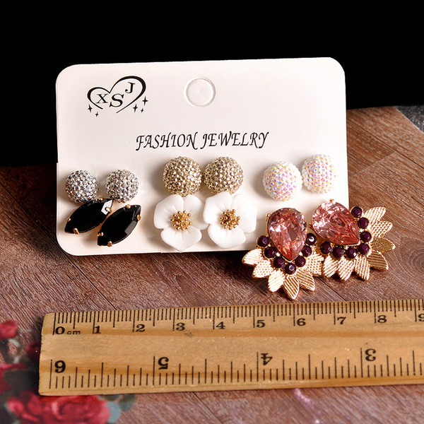 Cross-border e-commerce factories directly sell black horse-eye white flower ball 6 pairs of fashionable lady Earrings