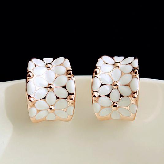 Beautiful Rose Gold Color High Quality Enamel Craft Classic White Lovely Daisy Design Lady Earring Wholesale