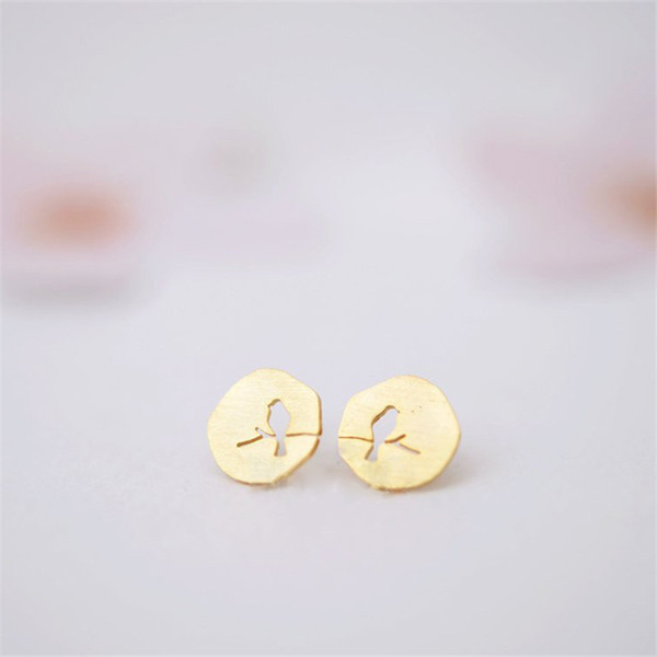 Fashion circle hollow out bird stud earrings creative design of bird shape gap stud earrings drawing on the surface stud earring