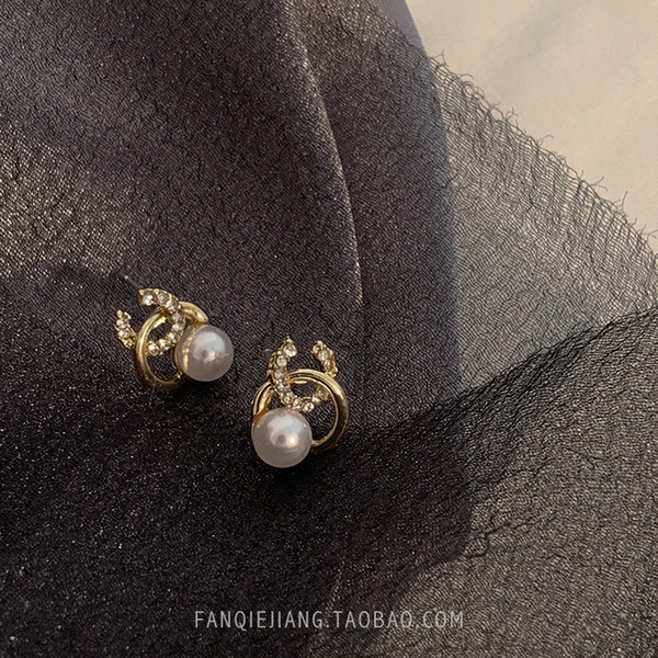 2019 new style Korean style small fragrance style pearl ear nail girl 925 pure silver earrings with 100-tie earrings